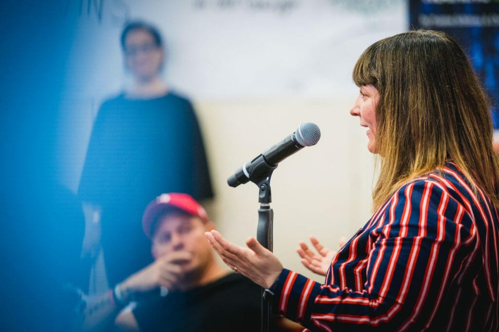 Nadine spricht auf der Bühne am Mikrofon